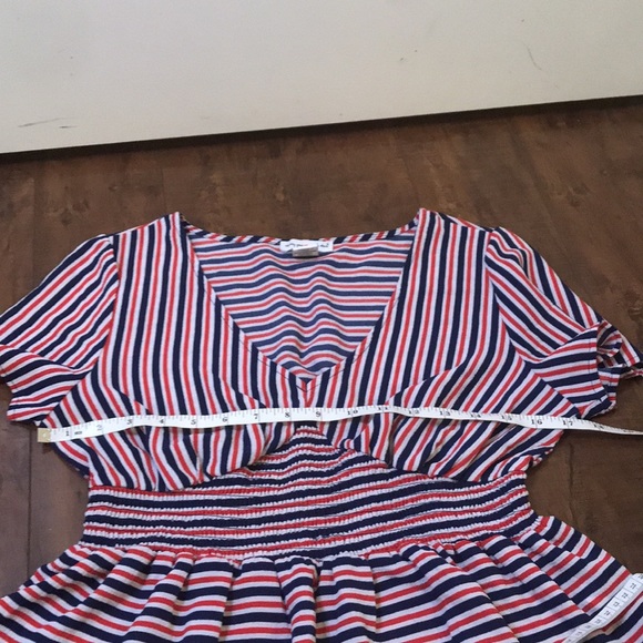 Wearing your heart on your sleeve Red/Blue/White Top size Medium EUC - Picture 9 of 10